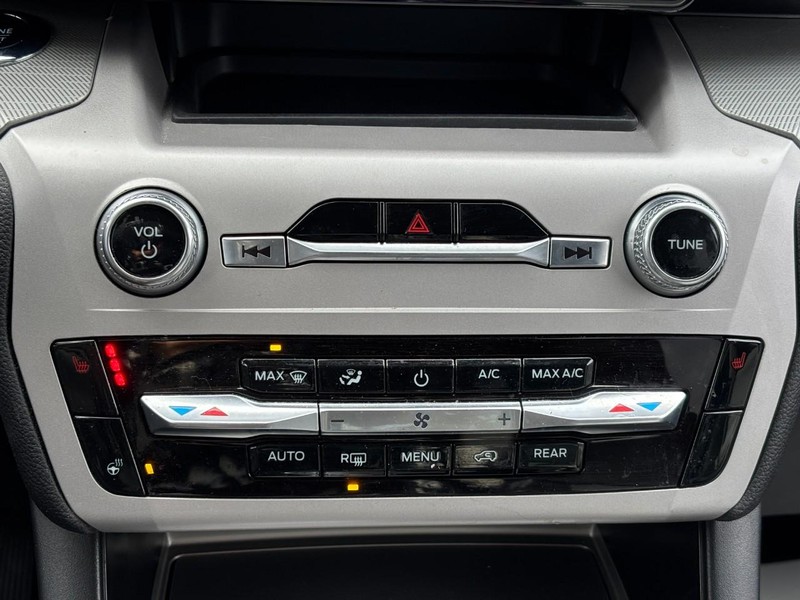 Ford Explorer Vehicle Full-screen Gallery Image 26