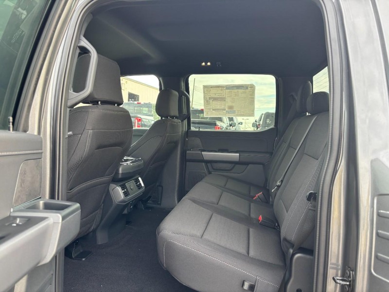 Ford F-150 Vehicle Full-screen Gallery Image 12