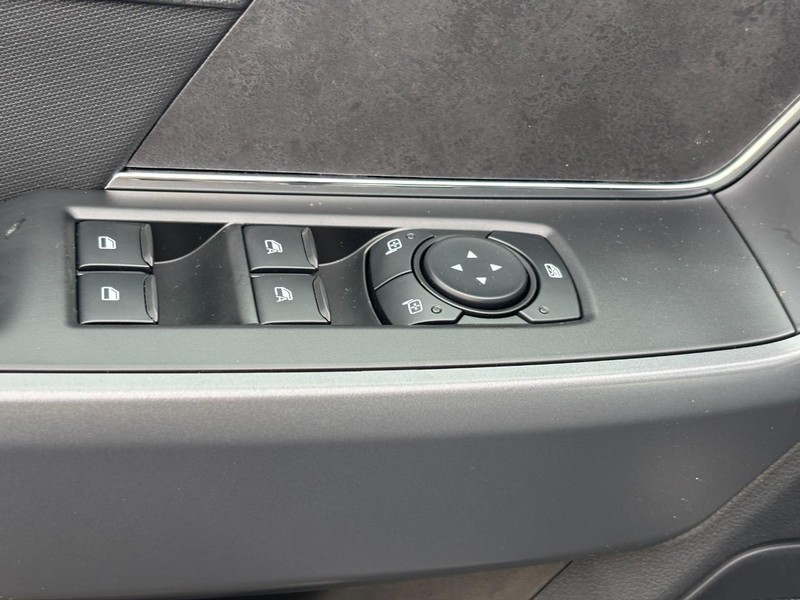 Ford F-150 Vehicle Full-screen Gallery Image 17