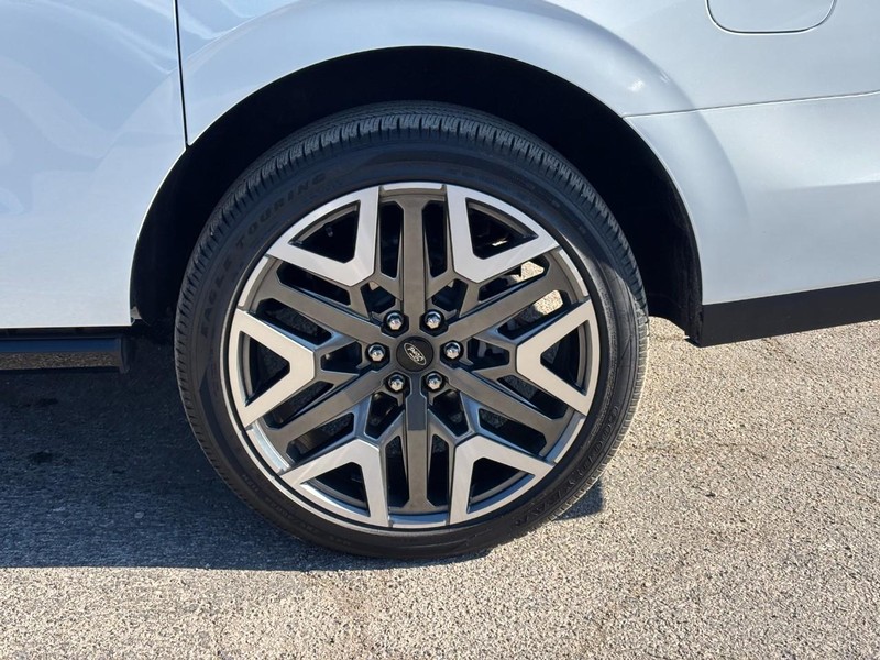 Ford Expedition Max Vehicle Full-screen Gallery Image 11