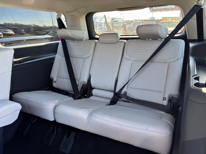 Ford Expedition Max Vehicle Full-screen Gallery Image 12