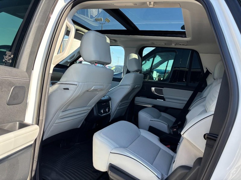 Ford Expedition Max Vehicle Full-screen Gallery Image 13