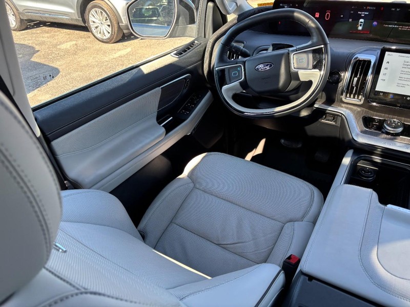 Ford Expedition Max Vehicle Full-screen Gallery Image 14