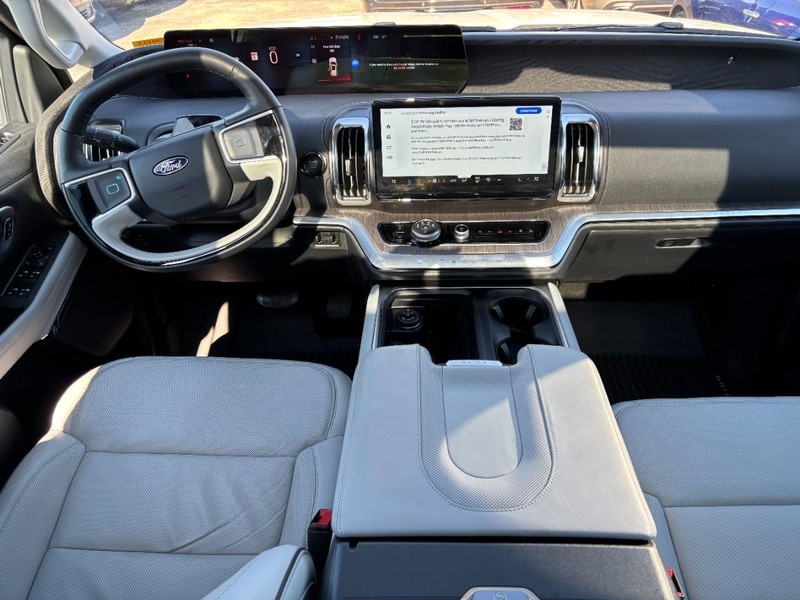 Ford Expedition Max Vehicle Full-screen Gallery Image 15