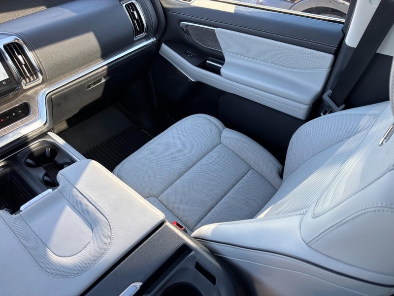 Ford Expedition Max Vehicle Full-screen Gallery Image 16