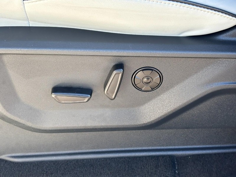 Ford Expedition Max Vehicle Full-screen Gallery Image 17