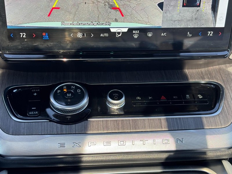 Ford Expedition Max Vehicle Full-screen Gallery Image 27