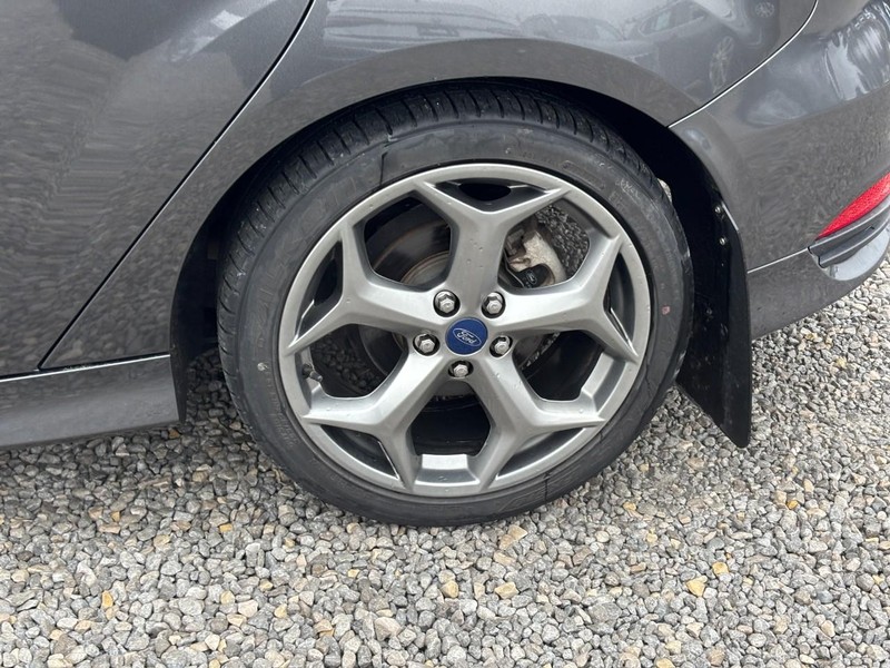 Ford Focus Vehicle Full-screen Gallery Image 11