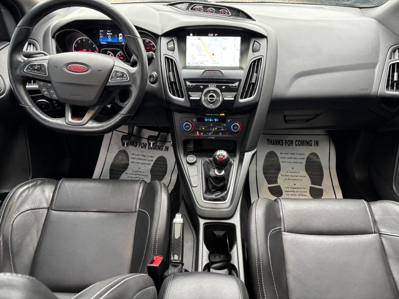 Ford Focus Vehicle Full-screen Gallery Image 14