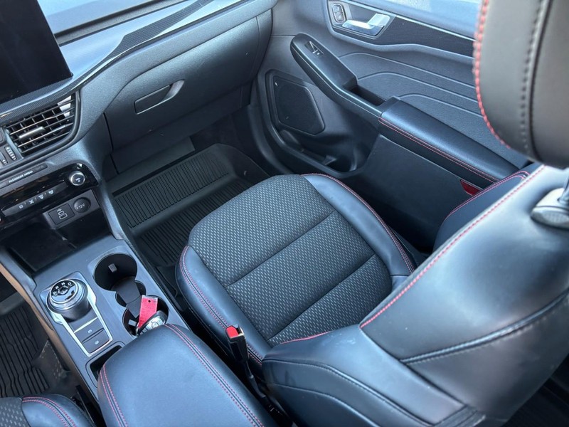 Ford Escape Vehicle Full-screen Gallery Image 15