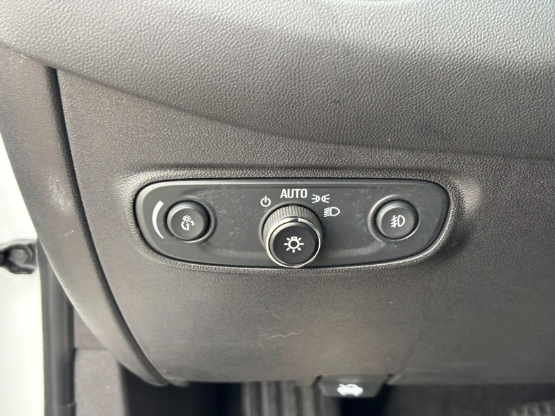 Chevrolet Equinox Vehicle Full-screen Gallery Image 16