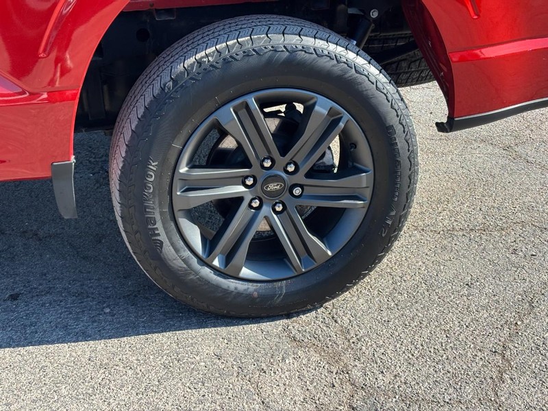 Ford F-150 Vehicle Full-screen Gallery Image 11