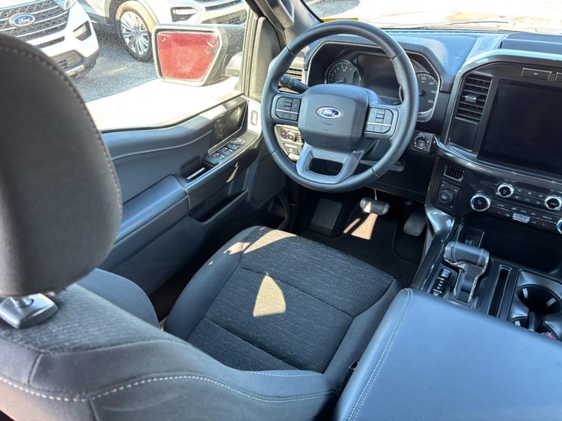 Ford F-150 Vehicle Full-screen Gallery Image 13