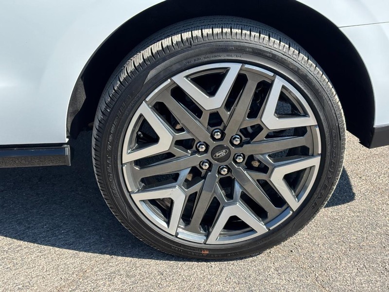 Ford Expedition Vehicle Image 11