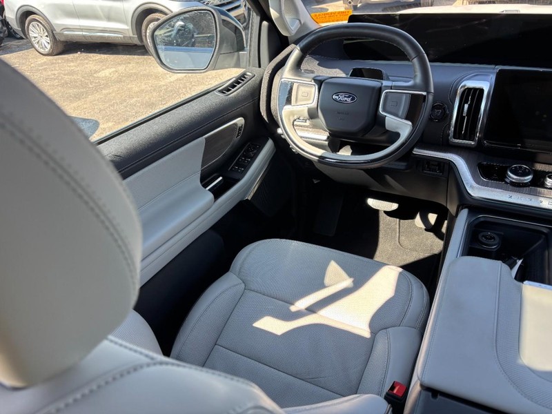 Ford Expedition Vehicle Image 14