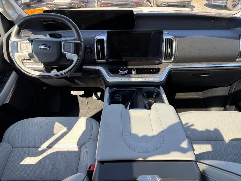 Ford Expedition Vehicle Image 15