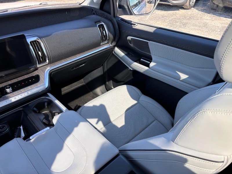 Ford Expedition Vehicle Image 16