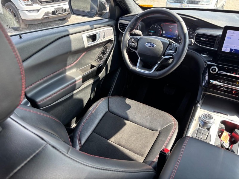 Ford Explorer Vehicle Image 15