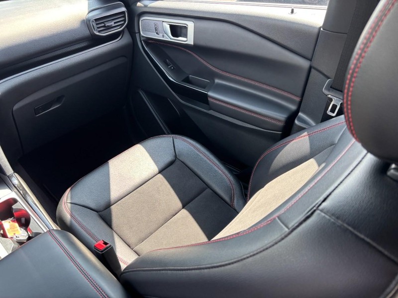 Ford Explorer Vehicle Image 17