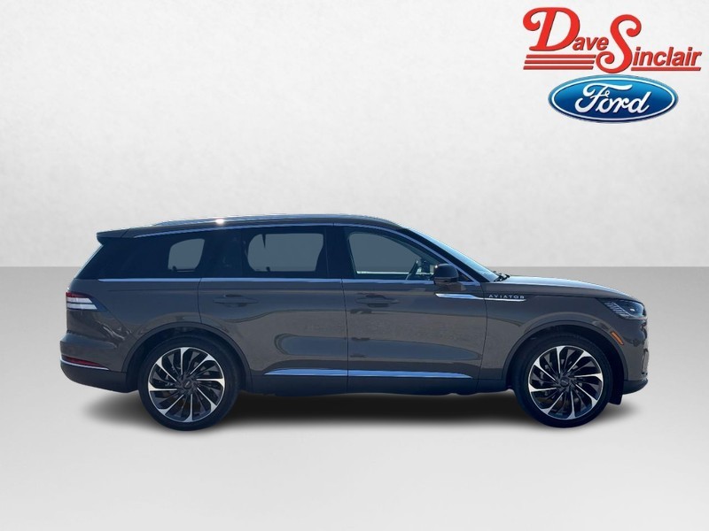 Lincoln Aviator Vehicle Full-screen Gallery Image 05