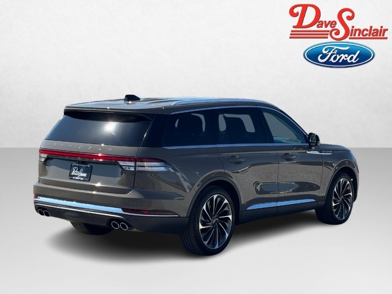 Lincoln Aviator Vehicle Full-screen Gallery Image 07