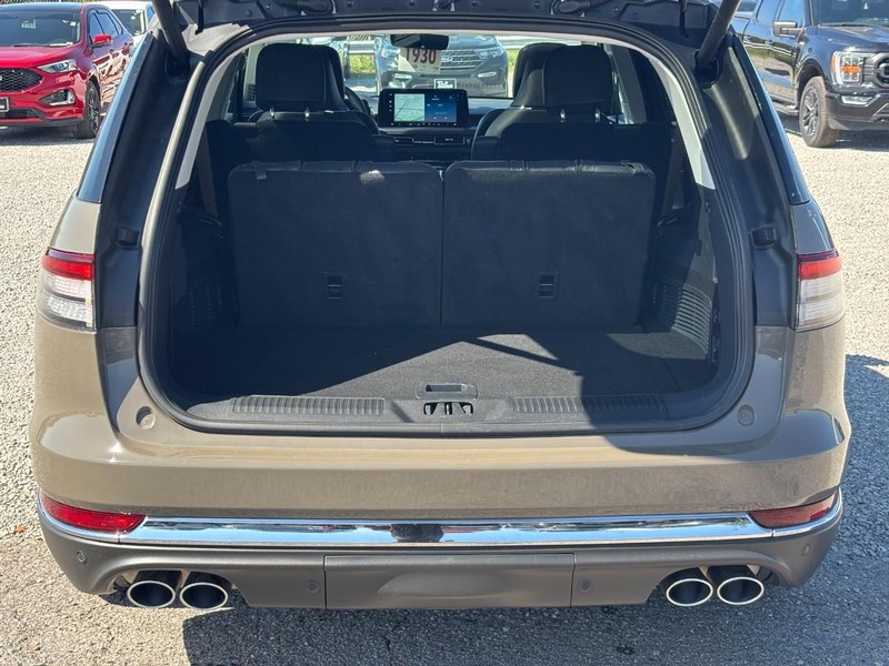 Lincoln Aviator Vehicle Full-screen Gallery Image 11