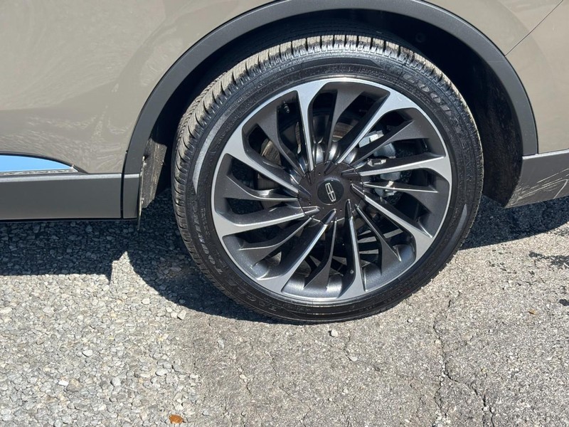 Lincoln Aviator Vehicle Full-screen Gallery Image 12