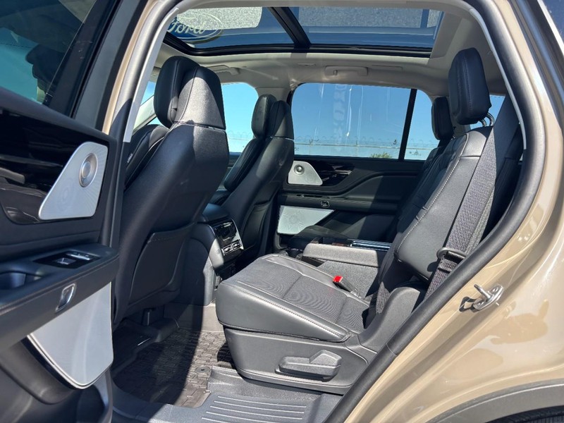 Lincoln Aviator Vehicle Full-screen Gallery Image 13