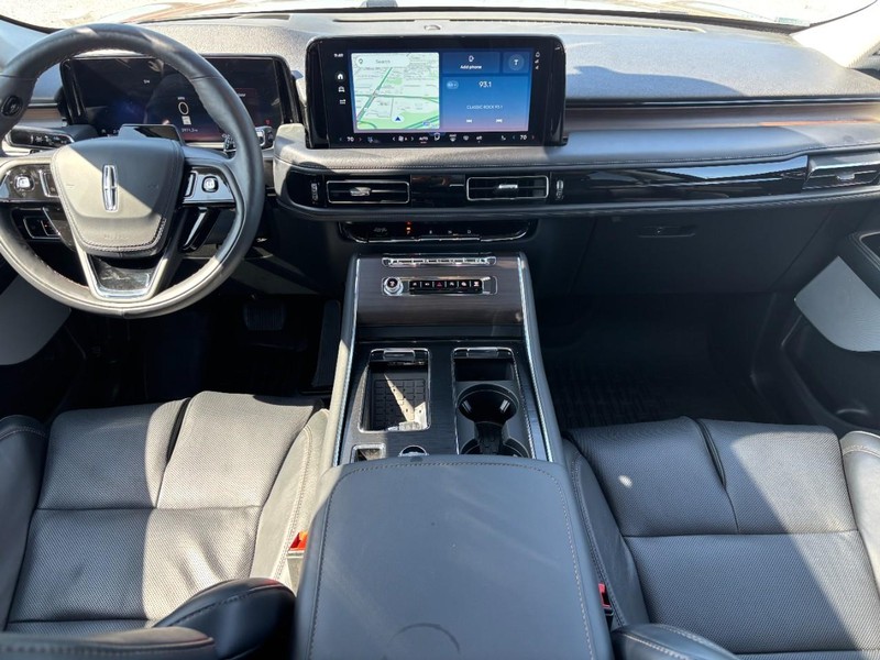 Lincoln Aviator Vehicle Full-screen Gallery Image 15