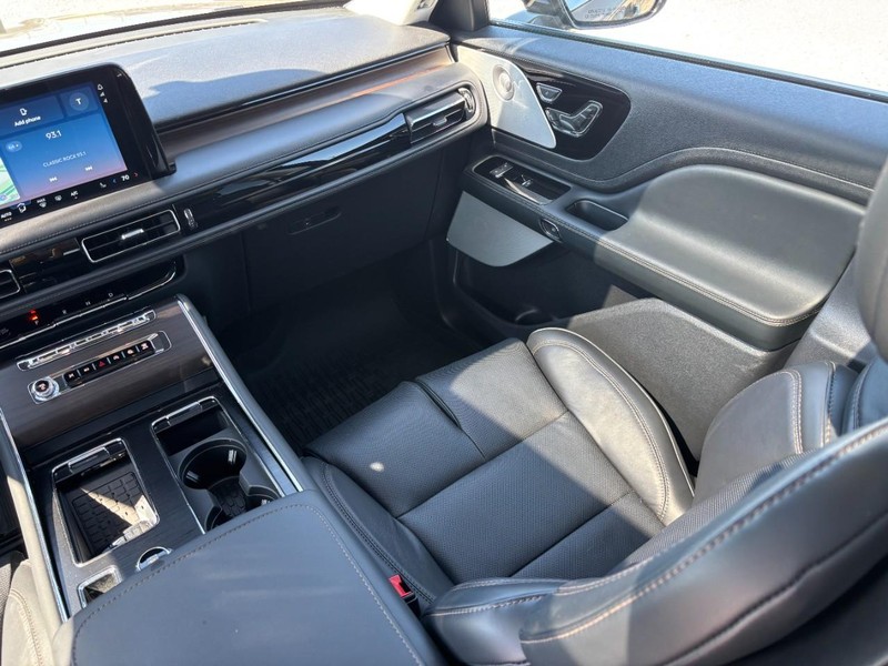 Lincoln Aviator Vehicle Full-screen Gallery Image 16