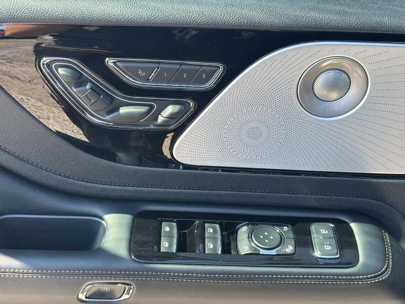 Lincoln Aviator Vehicle Full-screen Gallery Image 17