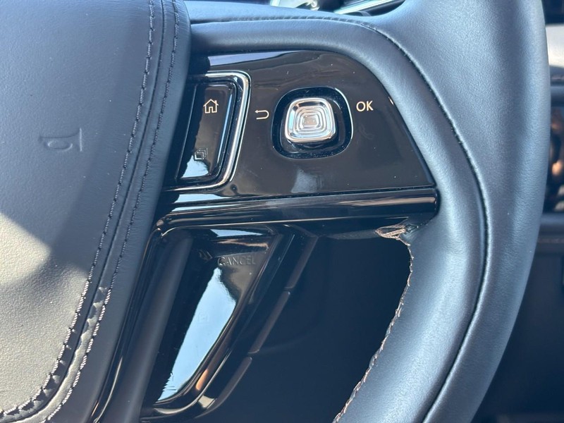 Lincoln Aviator Vehicle Full-screen Gallery Image 20