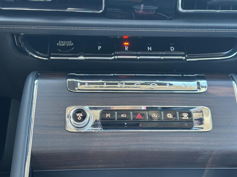 Lincoln Aviator Vehicle Full-screen Gallery Image 24