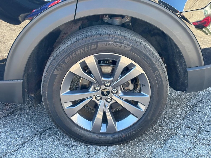 Ford Explorer Vehicle Full-screen Gallery Image 11