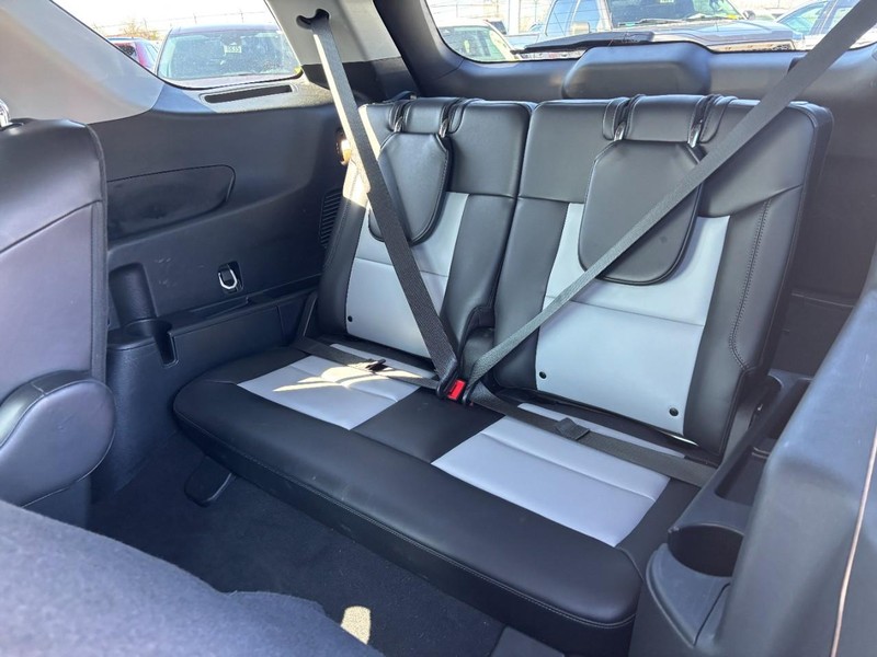 Ford Explorer Vehicle Full-screen Gallery Image 12