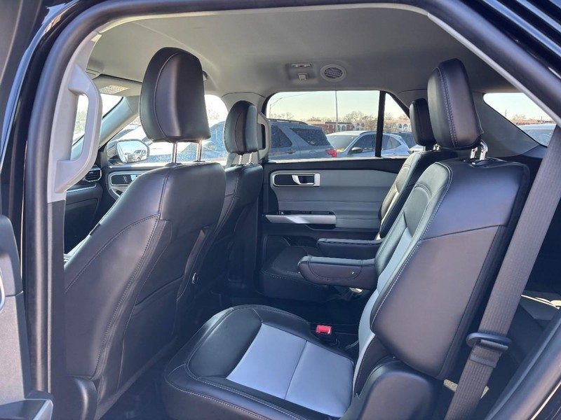 Ford Explorer Vehicle Full-screen Gallery Image 13