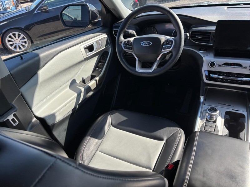 Ford Explorer Vehicle Full-screen Gallery Image 14