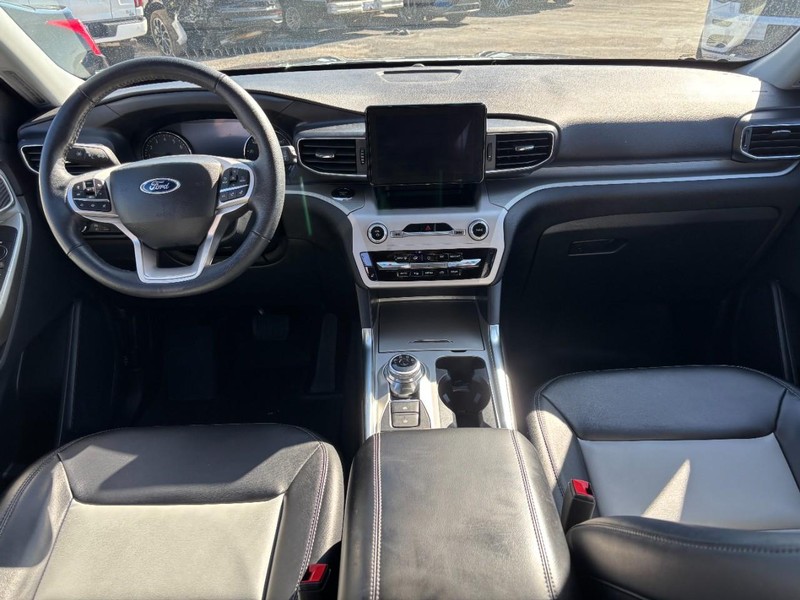 Ford Explorer Vehicle Full-screen Gallery Image 15