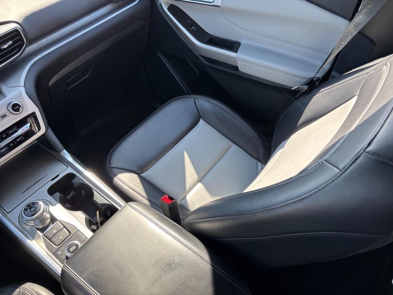 Ford Explorer Vehicle Full-screen Gallery Image 16