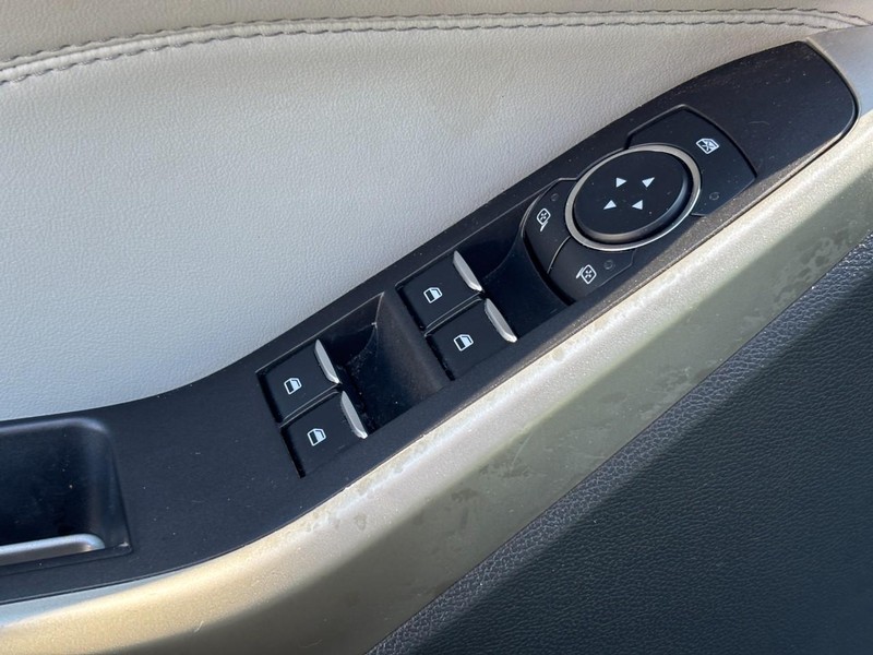 Ford Explorer Vehicle Full-screen Gallery Image 19