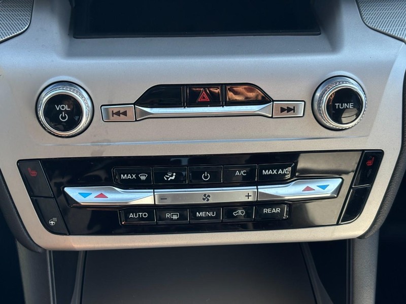 Ford Explorer Vehicle Full-screen Gallery Image 26