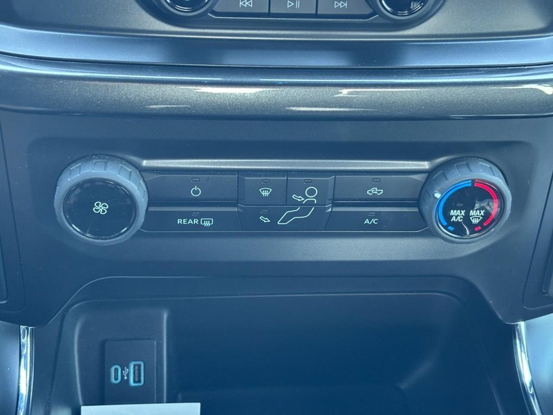 Ford F-150 Vehicle Full-screen Gallery Image 23