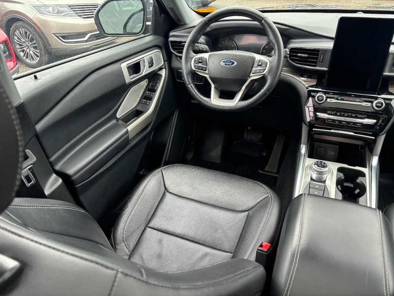 Ford Explorer Vehicle Full-screen Gallery Image 14