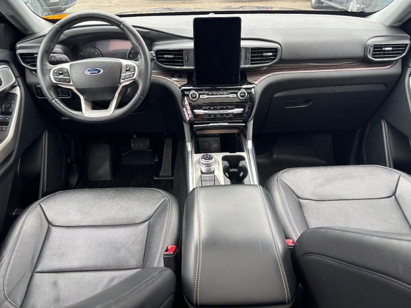 Ford Explorer Vehicle Full-screen Gallery Image 15