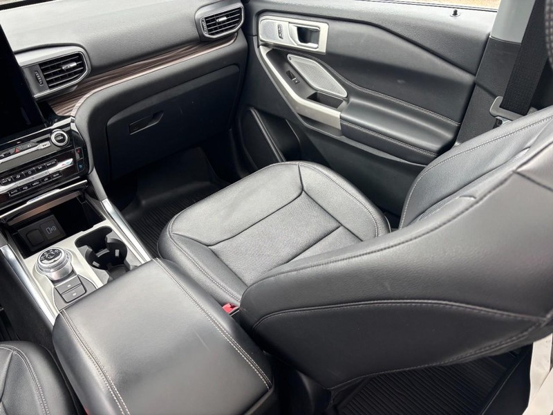 Ford Explorer Vehicle Full-screen Gallery Image 16