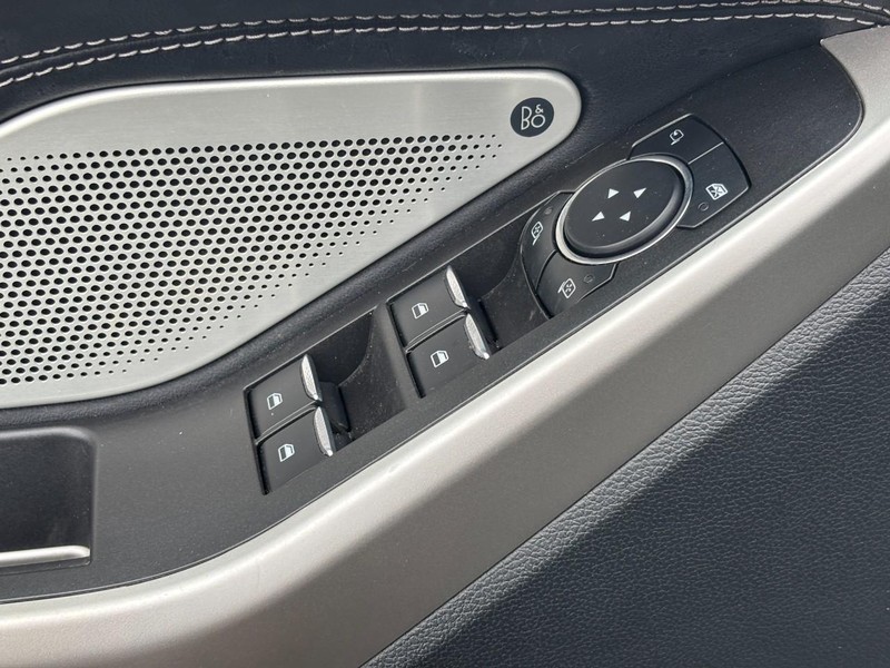 Ford Explorer Vehicle Full-screen Gallery Image 18