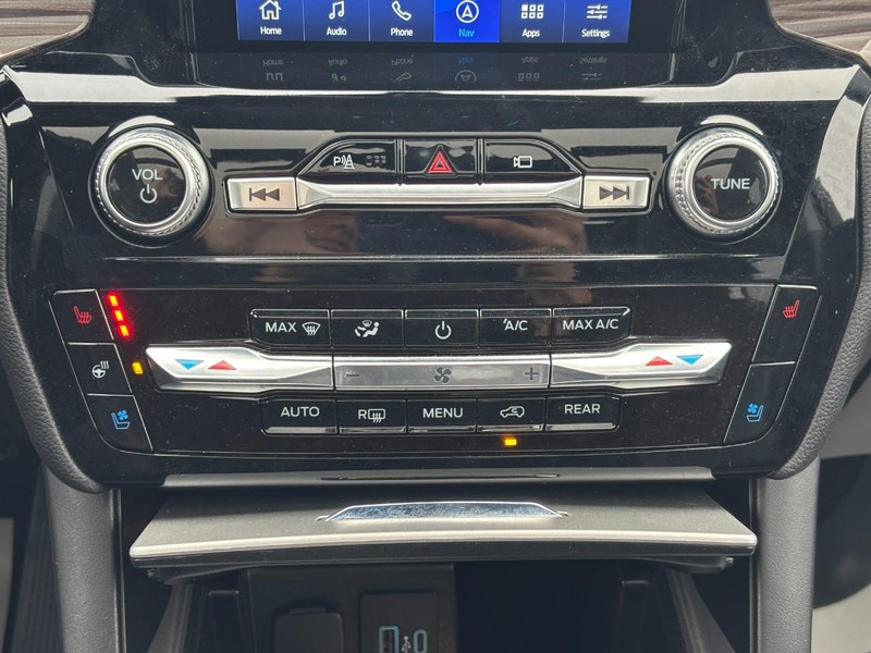 Ford Explorer Vehicle Full-screen Gallery Image 25