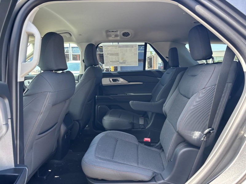 Ford Explorer Vehicle Image 13