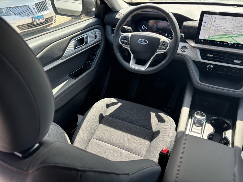 Ford Explorer Vehicle Image 14