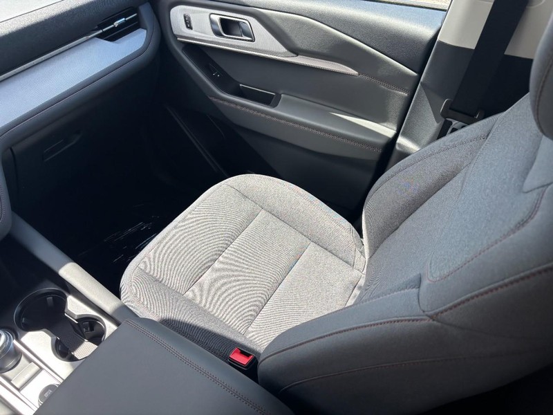 Ford Explorer Vehicle Image 16